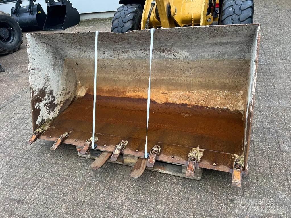 CAT 908M Фронтальные погрузчики