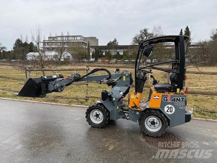GiANT G1100 Фронтальные погрузчики