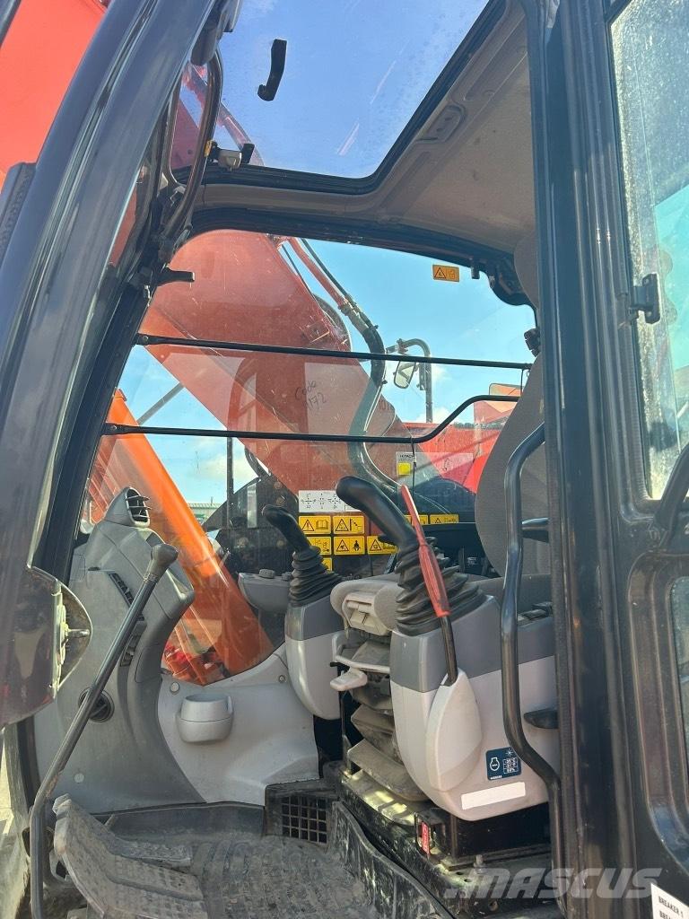 Hitachi ZX225 USLC-6 Гусеничные экскаваторы