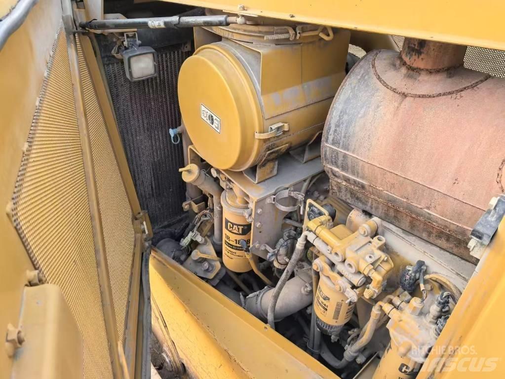 CAT D8T bulldozers Гусеничные бульдозеры