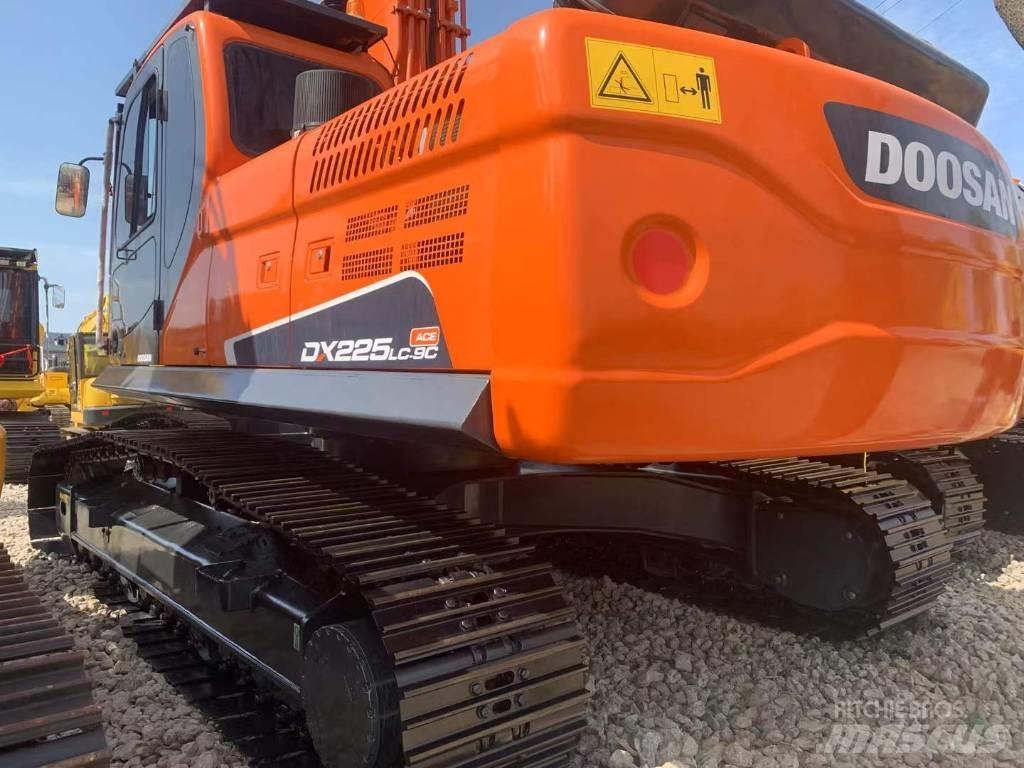 Doosan DX 225 Гусеничные экскаваторы