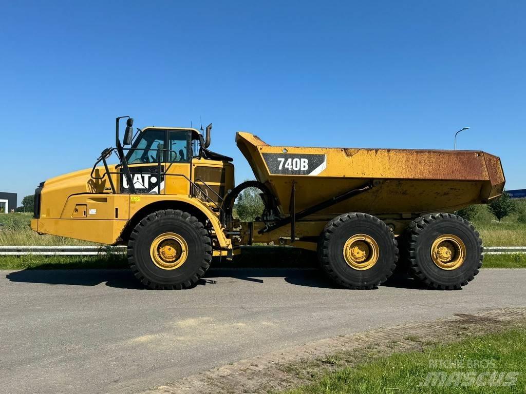 CAT 740B Шарнирно-сочленённые самосвалы