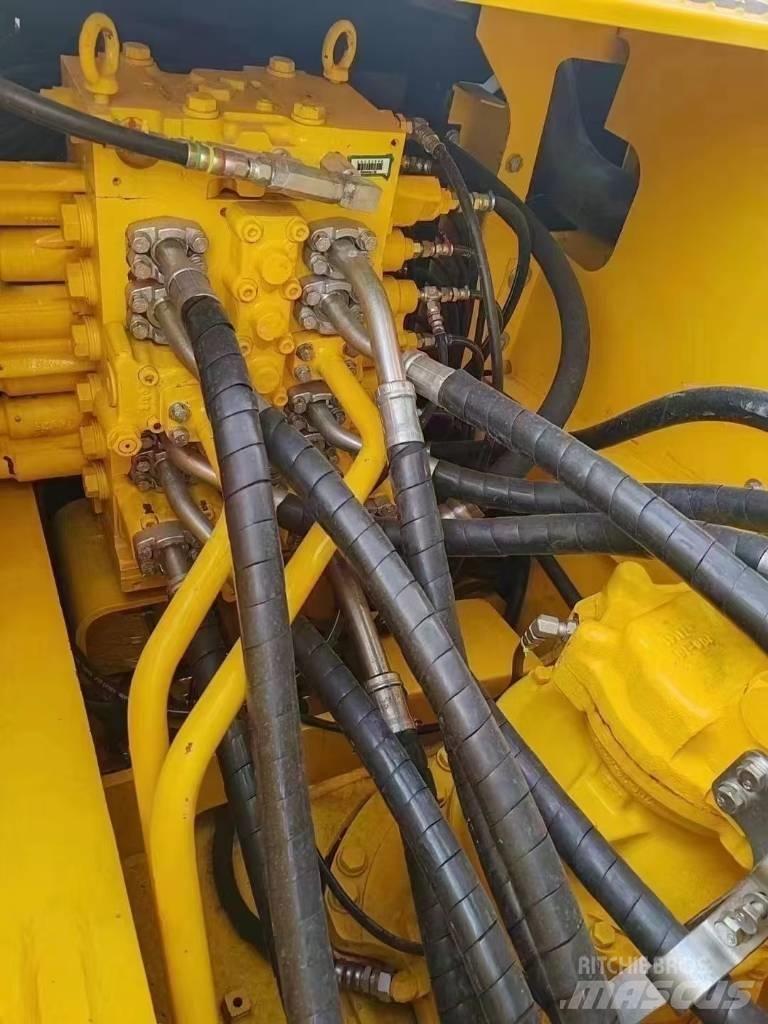 Komatsu 240LC-8 Гусеничные экскаваторы