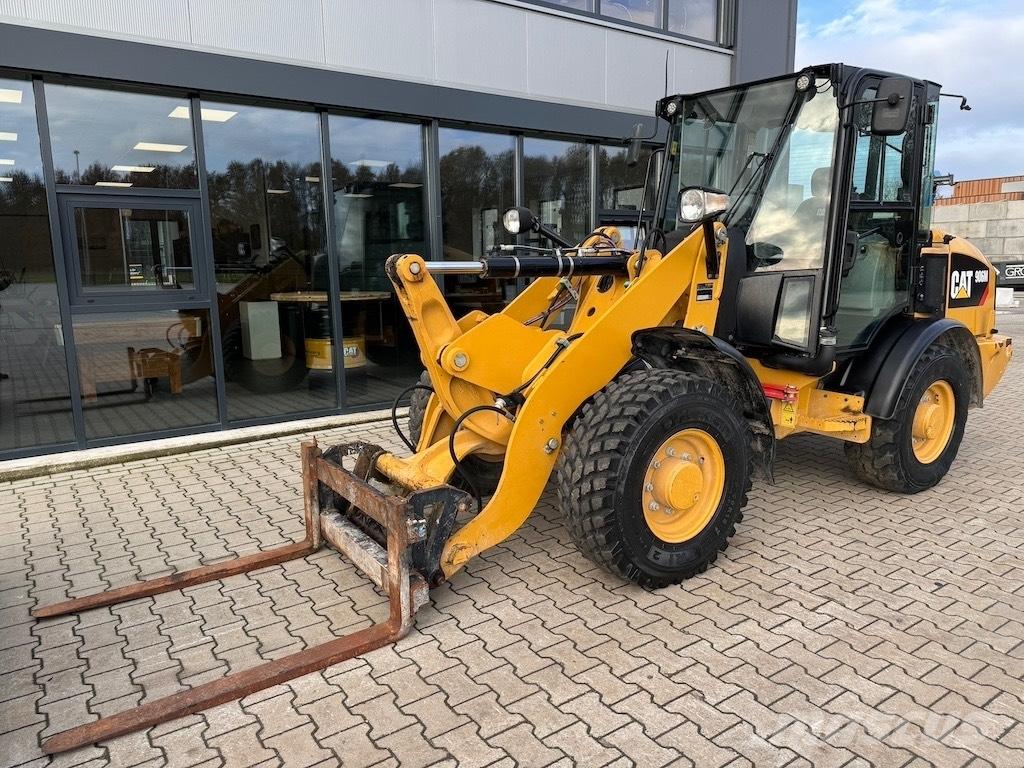 CAT 906M Фронтальные погрузчики