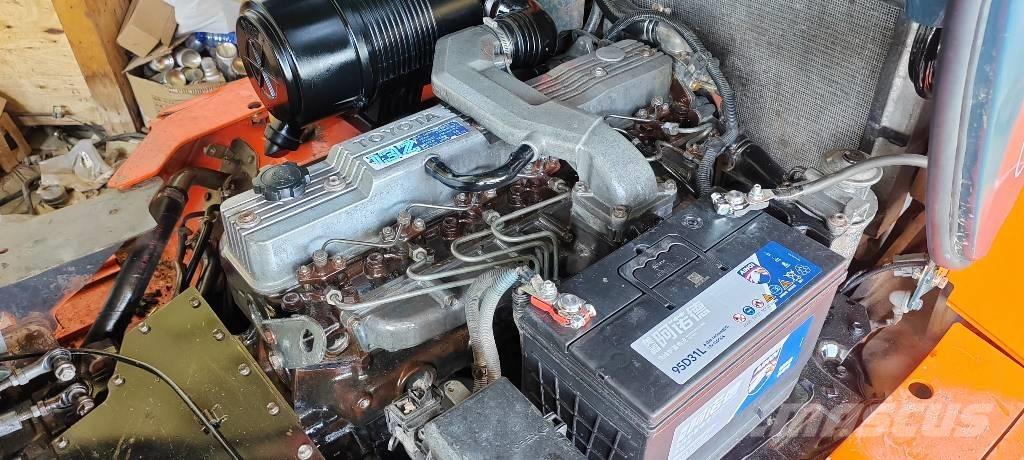 Toyota FD 50 Гусеничные экскаваторы