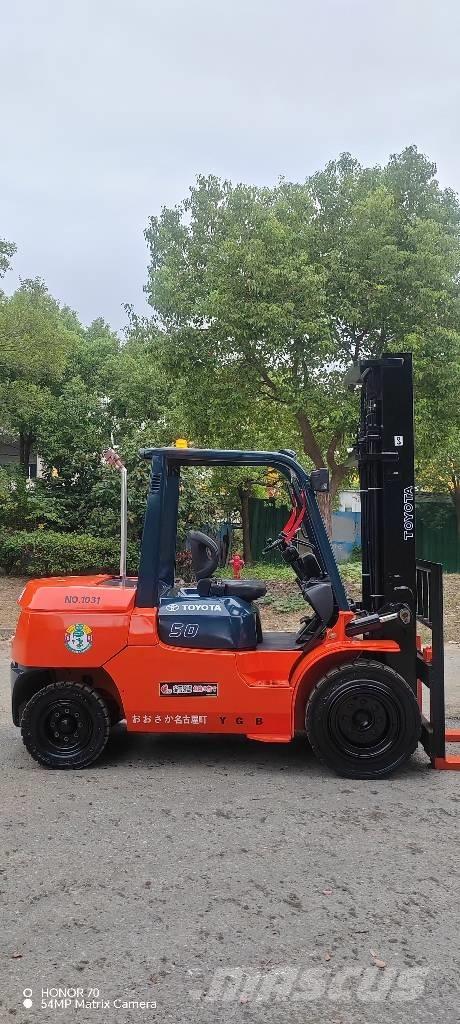 Toyota FD 50 Гусеничные экскаваторы