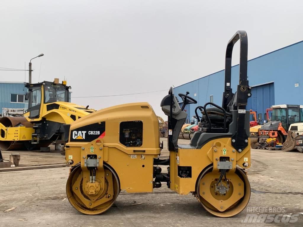 CAT CB 22B Катки тротуарные