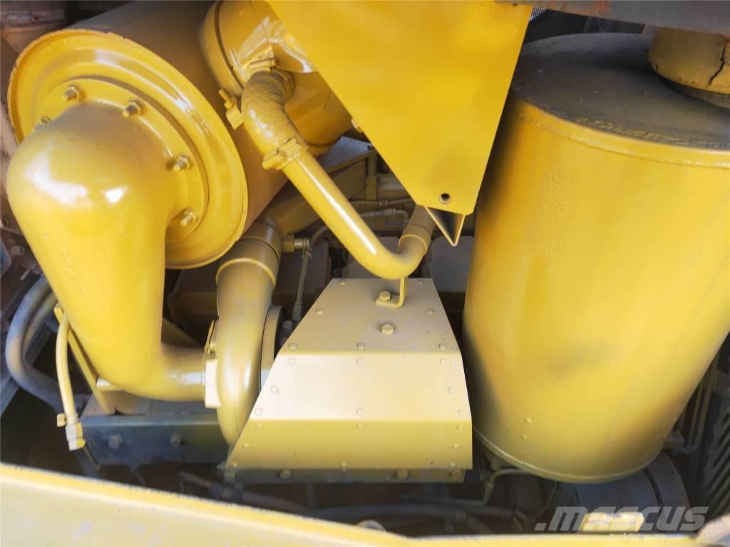 Komatsu D155AX-5 Гусеничные бульдозеры