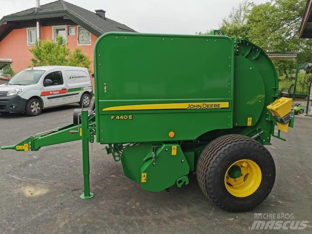 John Deere F440E Рулонные пресс-подборщики