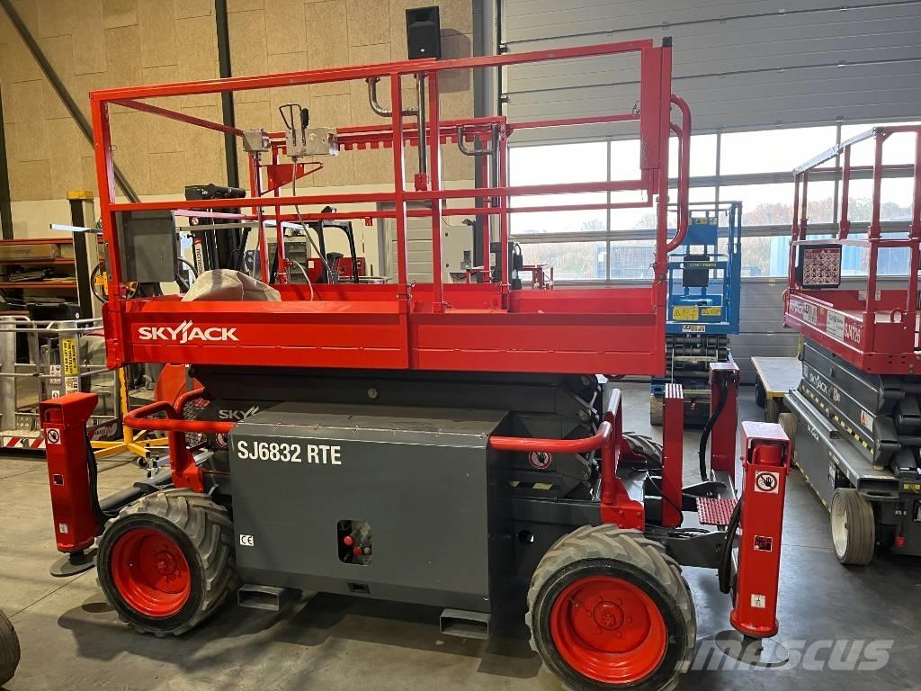 SkyJack SJ 6832 RTE Ножничные подъемники