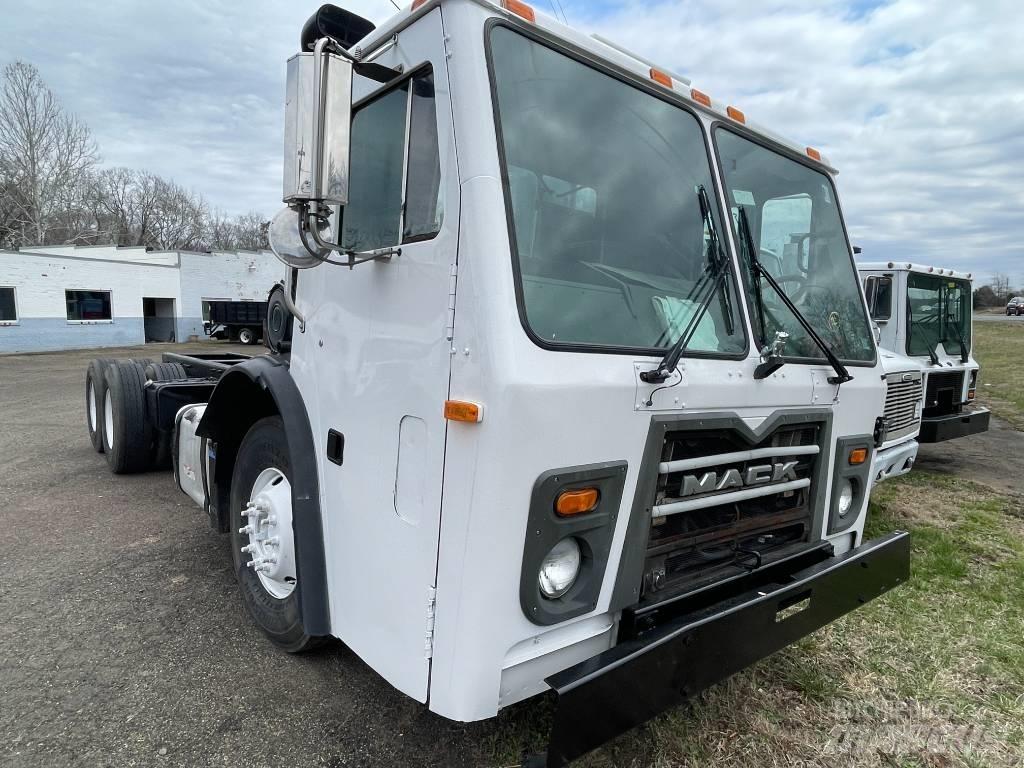 Mack LEU613 Шасси с кабиной
