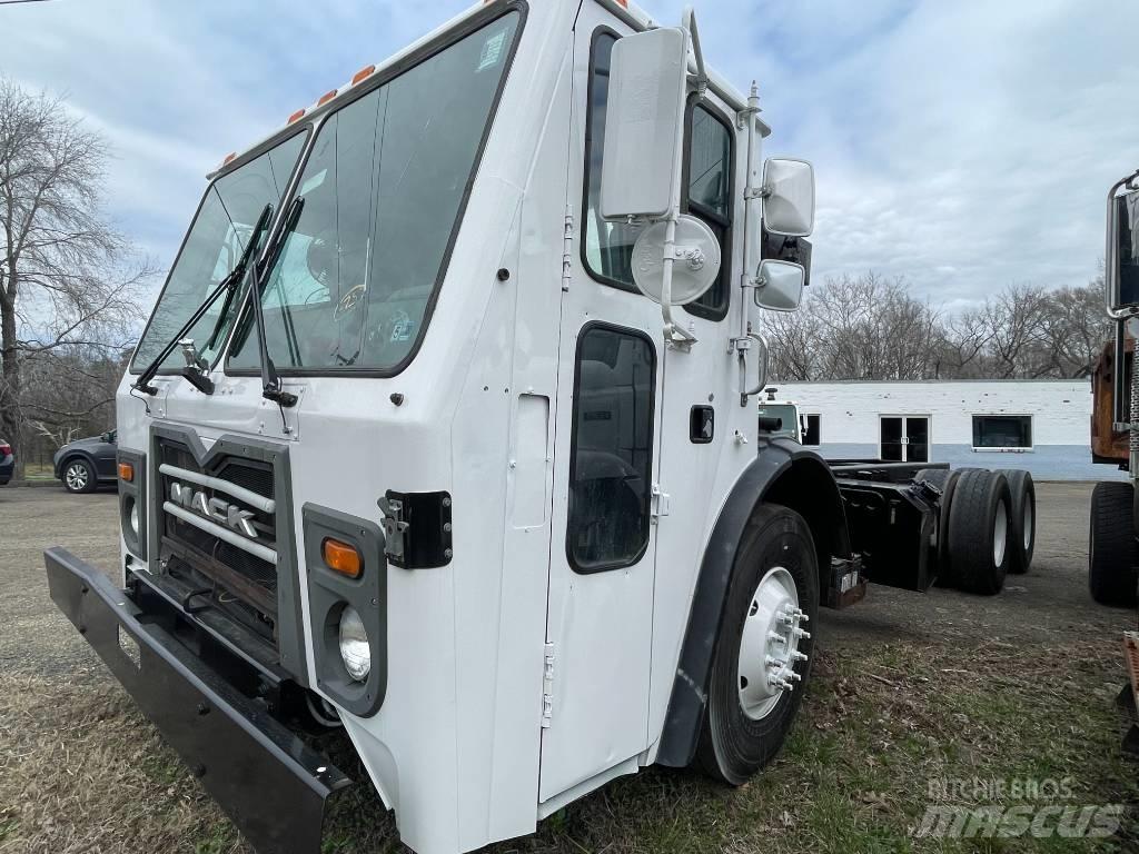 Mack LEU613 Шасси с кабиной