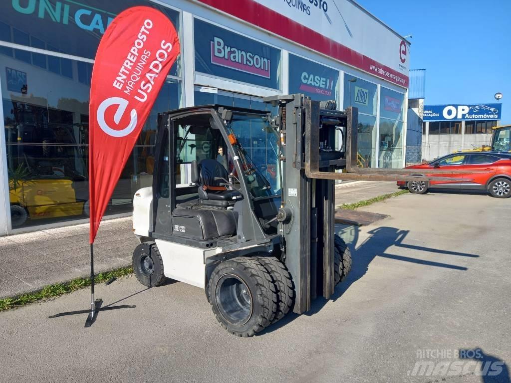 UniCarriers D32 Дизельные погрузчики