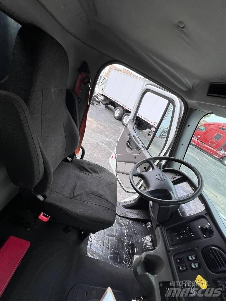 Freightliner M 106 Грузовики-платформы/боковая разгрузка