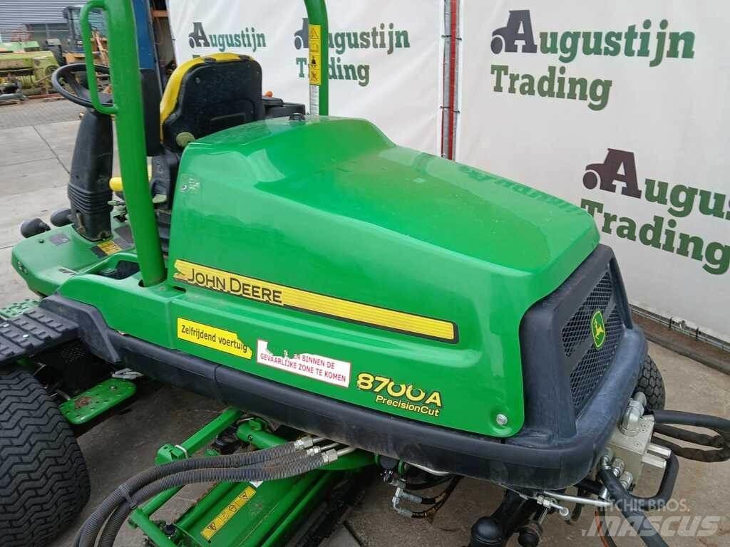 John Deere 8700 A Самоходные газонокосилки