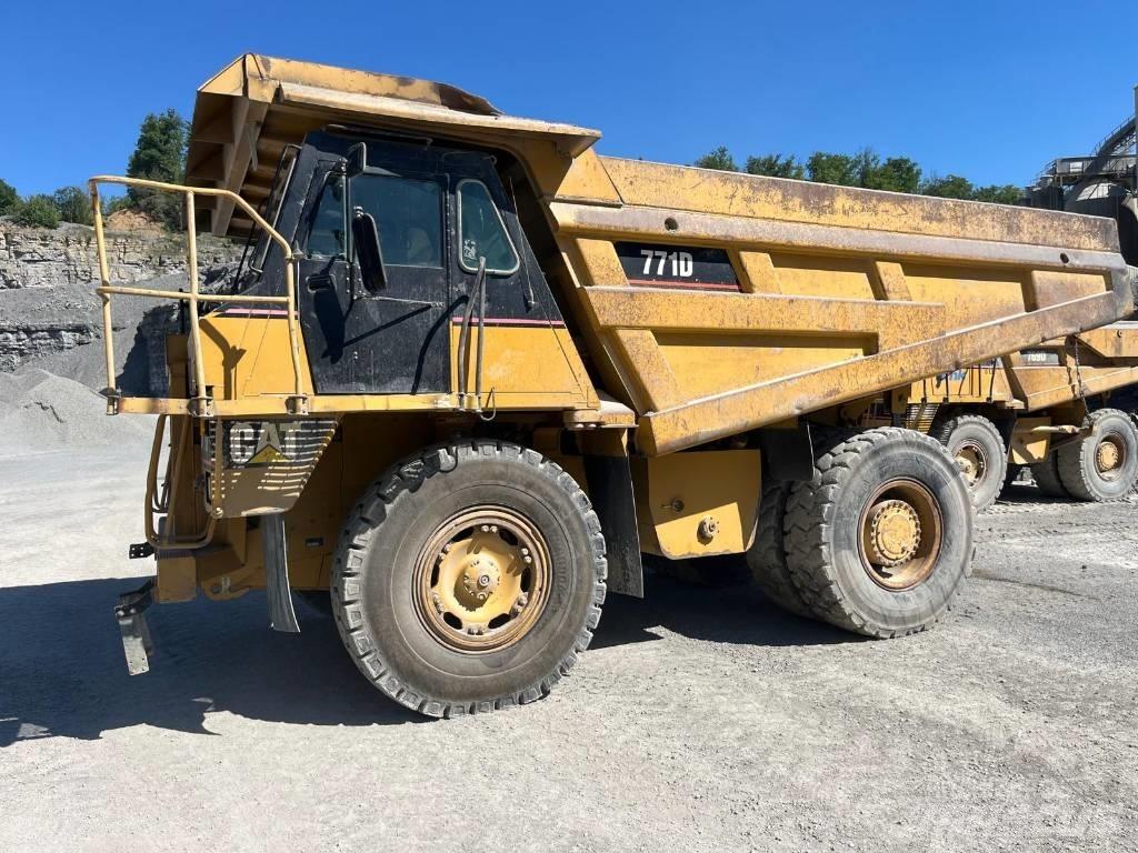 CAT 771D Карьерные самосвалы