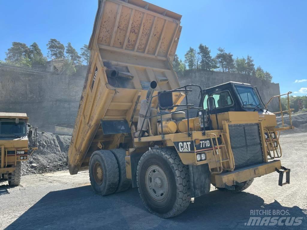CAT 771D Карьерные самосвалы