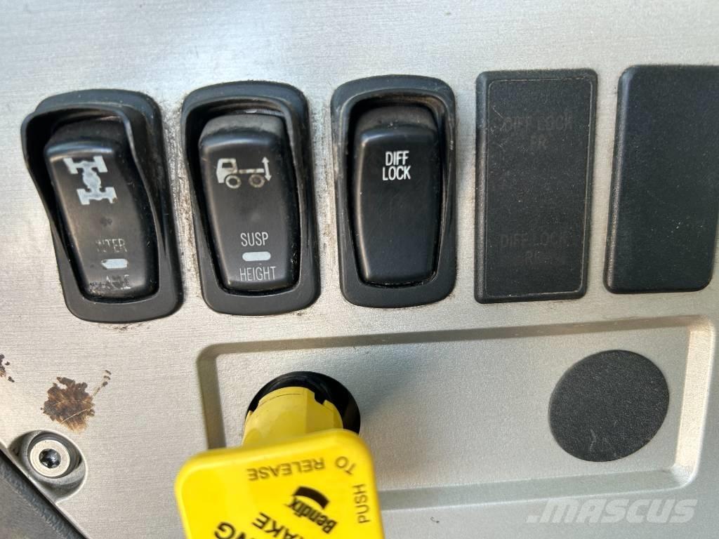 Mack GU813 Грузовики-Самосвалы