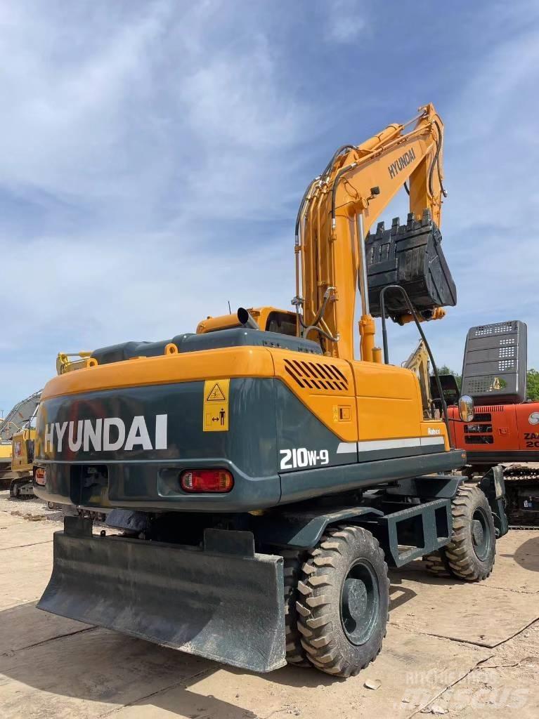 Hyundai R210W-9 Колёсные экскаваторы