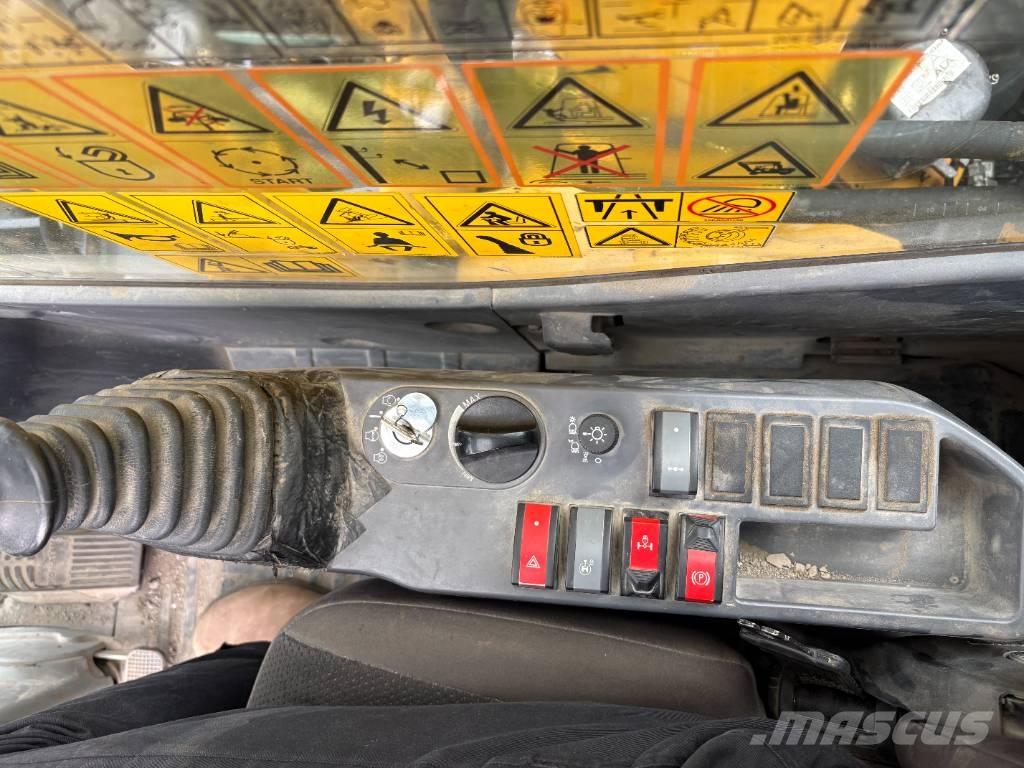 Komatsu PW148-11 Колёсные экскаваторы