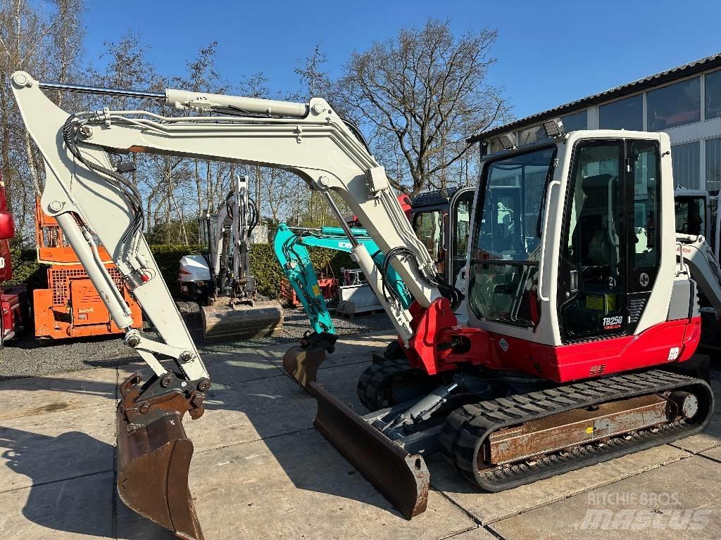 Takeuchi TB250 Мини-экскаваторы
