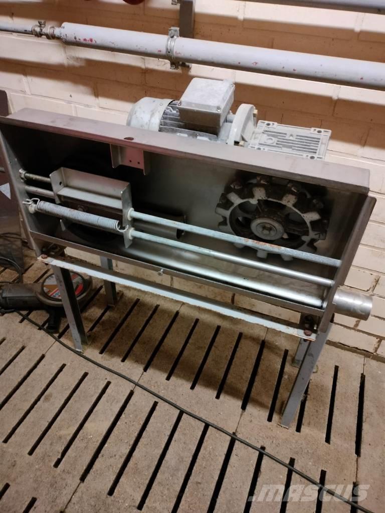 Pellon kuivaruokkija Кормушки для животных