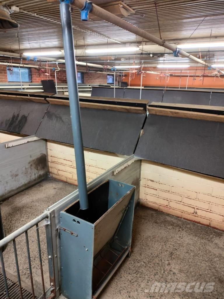 Pellon kuivaruokkija Кормушки для животных