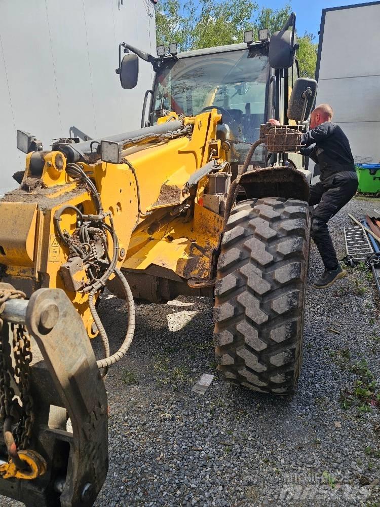 JCB TM 320 S Сельскохозяйственные телескопические погрузчики