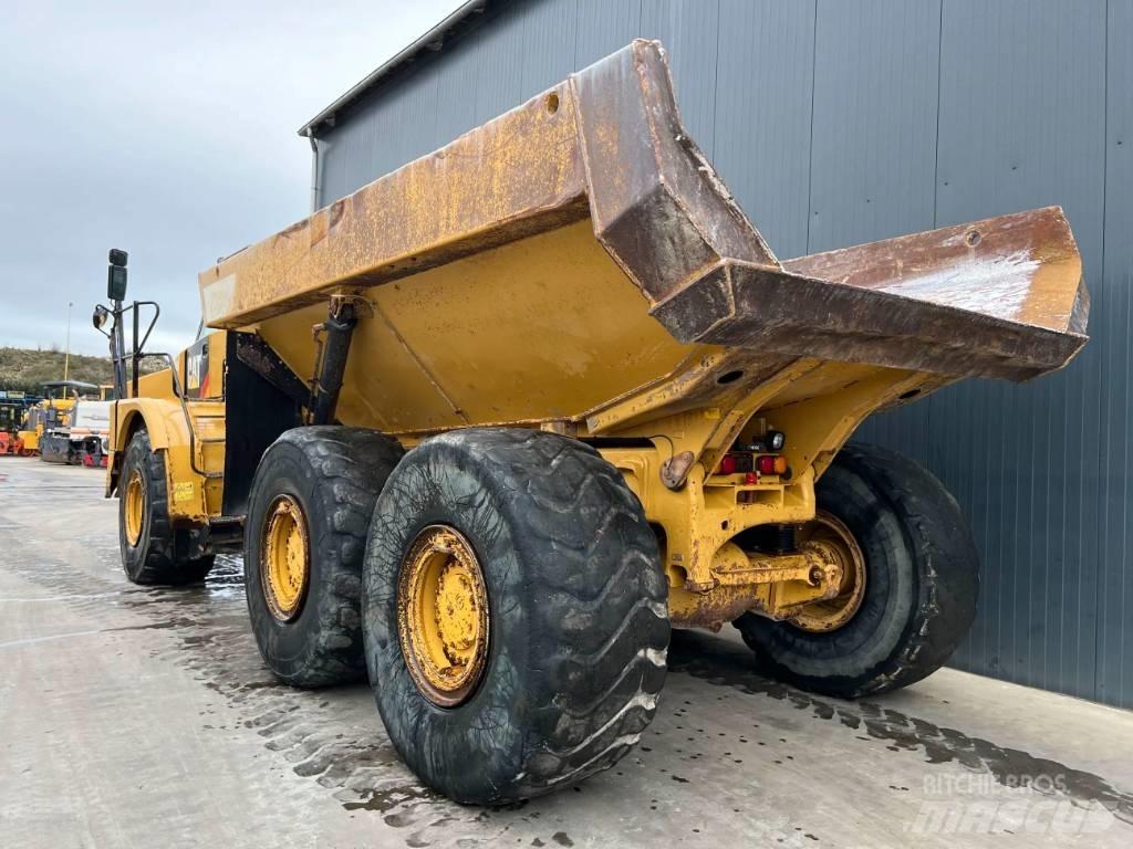 CAT 735B Шарнирно-сочленённые самосвалы