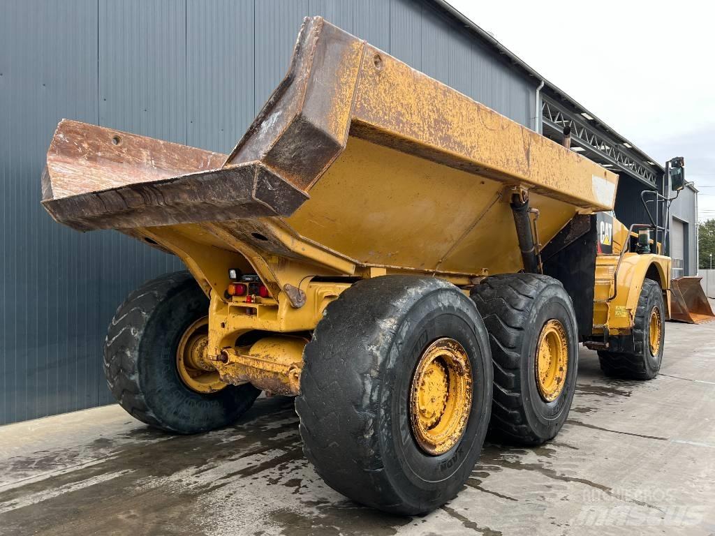 CAT 735B Шарнирно-сочленённые самосвалы