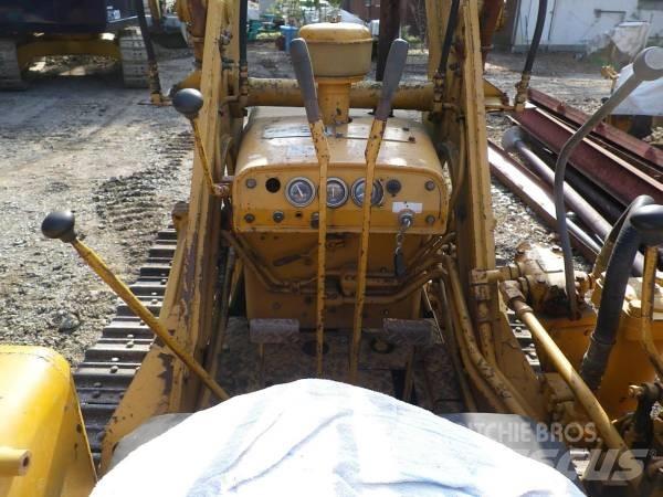 Komatsu D20S-3 Гусеничные бульдозеры