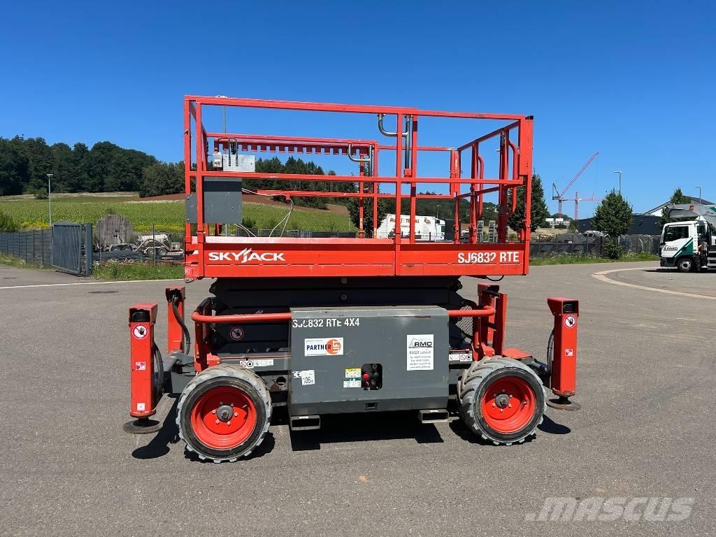 SkyJack SJ 6832 RTE Ножничные подъемники
