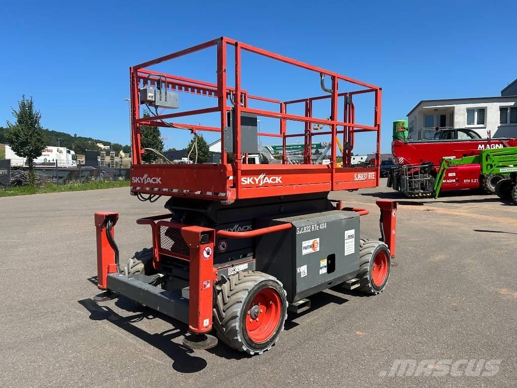 SkyJack SJ 6832 RTE Ножничные подъемники