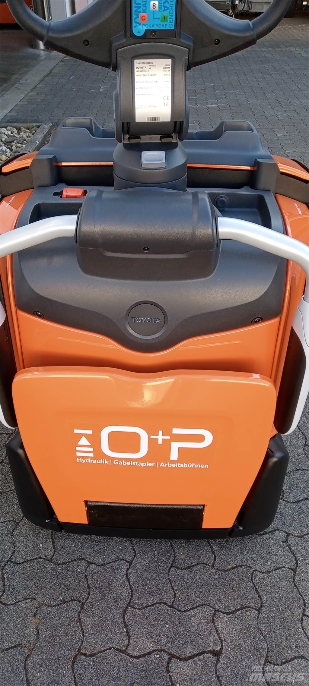 Toyota LPE200 Ручные электрические тележки