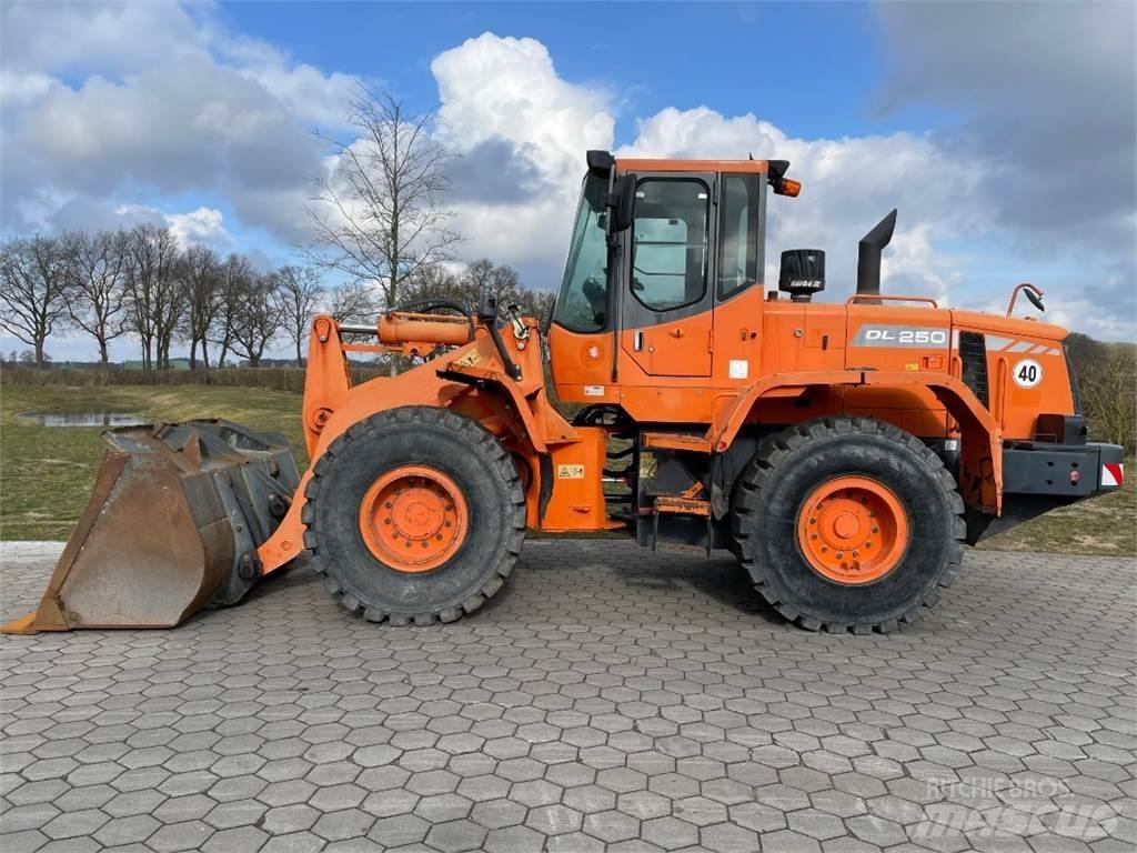Doosan DL250 Фронтальные погрузчики