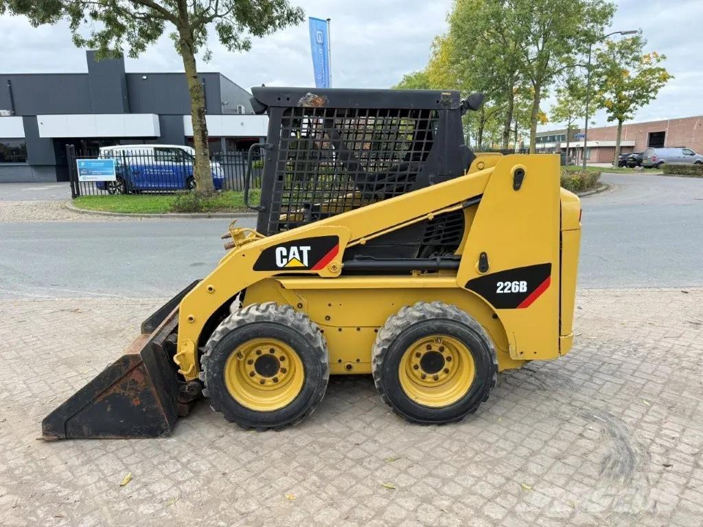 CAT 216B Мини-погрузчики
