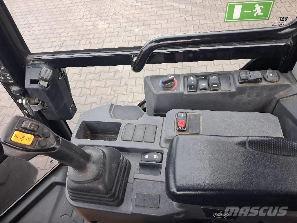 CAT 906 Фронтальные погрузчики