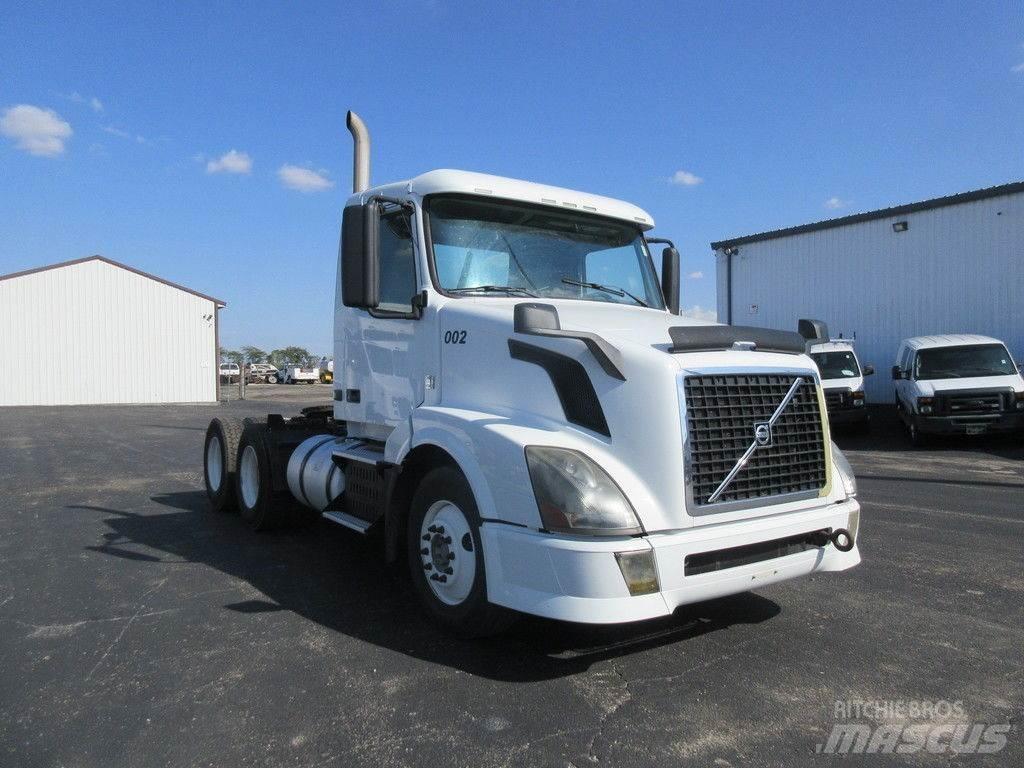 Volvo VNL64 Грузовики-платформы/боковая разгрузка