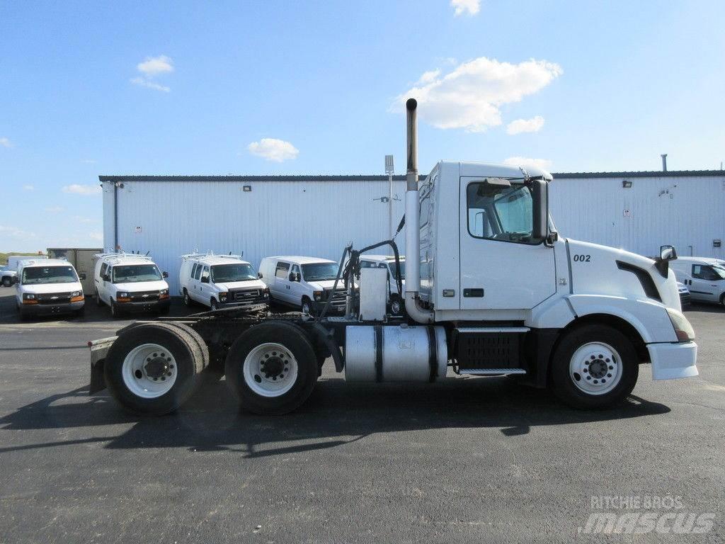 Volvo VNL64 Грузовики-платформы/боковая разгрузка