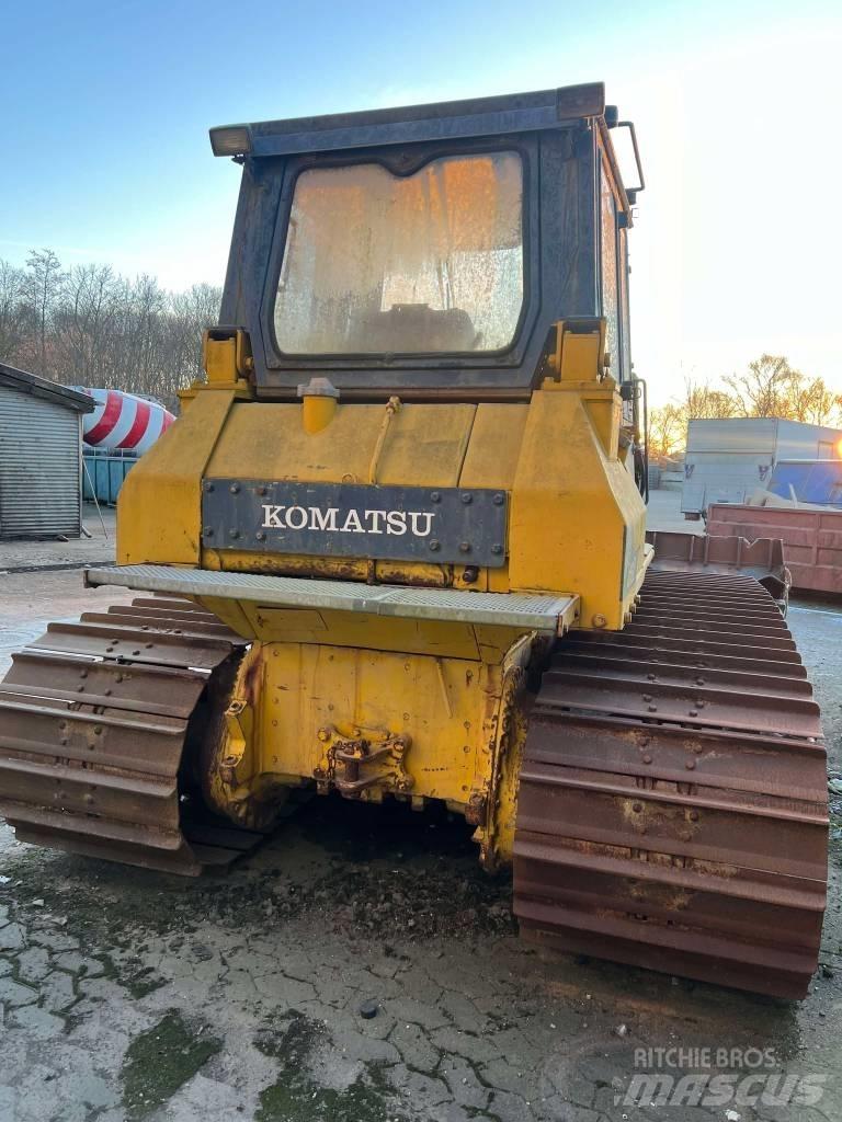 Komatsu D 65 P Гусеничные бульдозеры