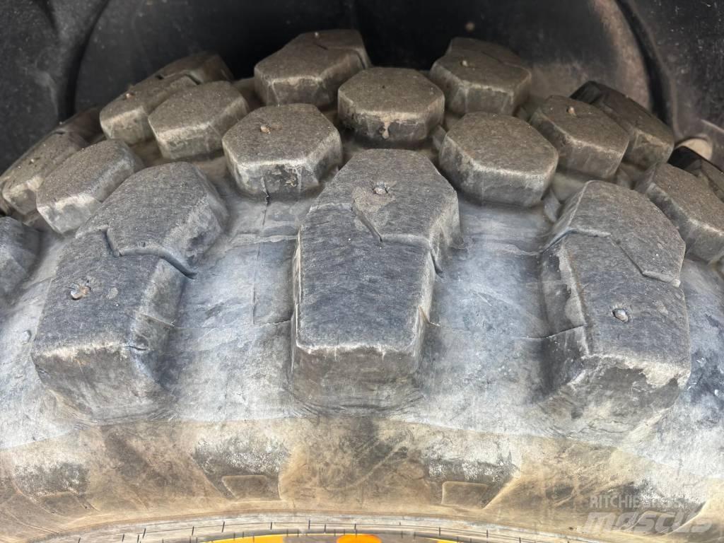 Komatsu WA 100 M-8E0 Фронтальные погрузчики