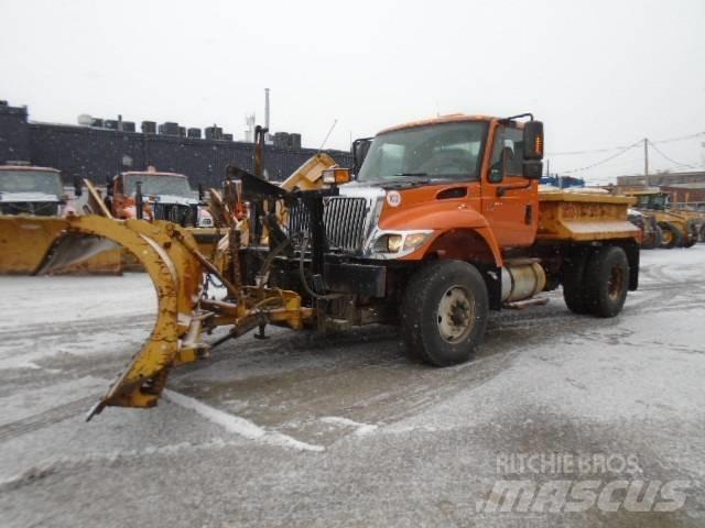 International 7400 Снежные отвалы и плуги