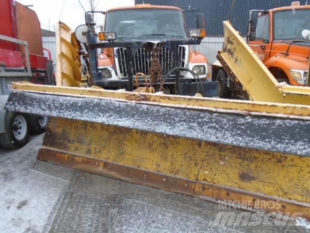 International 7400 Снежные отвалы и плуги