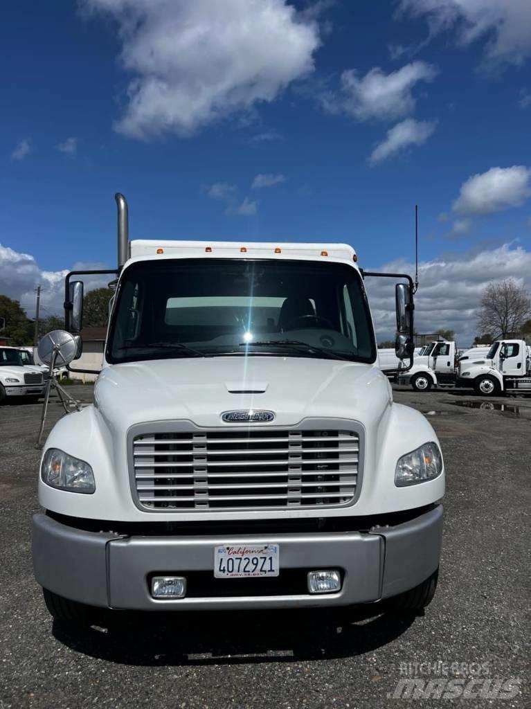 Freightliner M2 106 Грузовики для доставки напитков