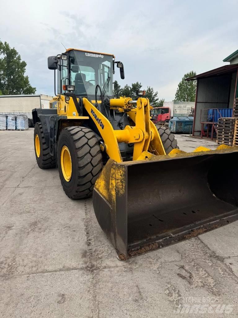 Komatsu WA250 Фронтальные погрузчики