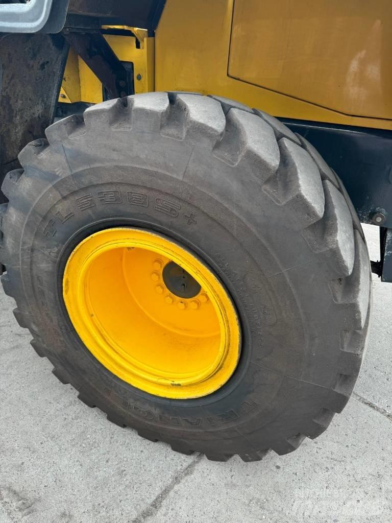 Komatsu WA250 Фронтальные погрузчики