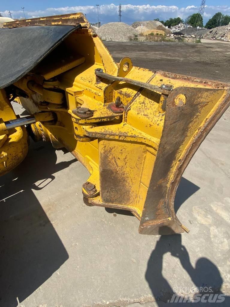 Komatsu D61PX24 Гусеничные бульдозеры
