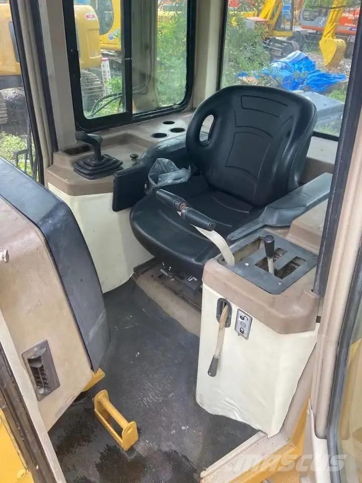 CAT D5M Гусеничные бульдозеры