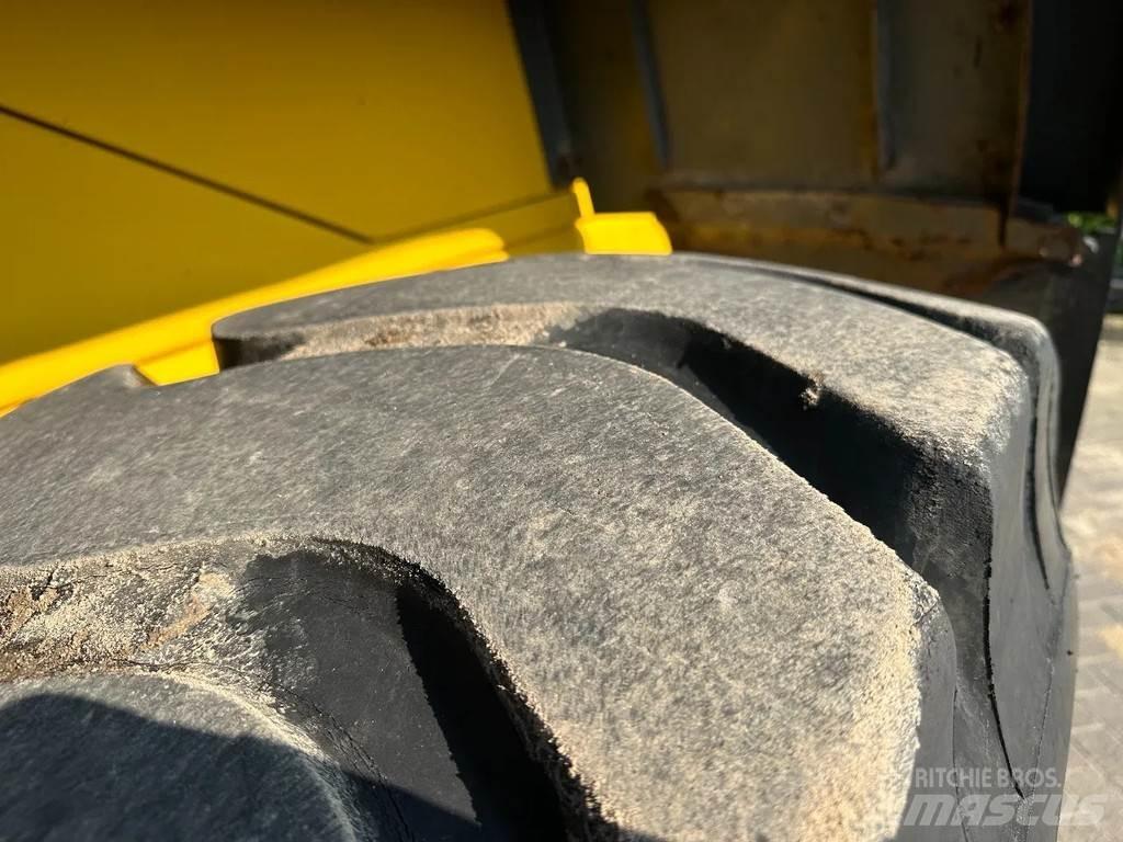 Komatsu WA270-3 Фронтальные погрузчики