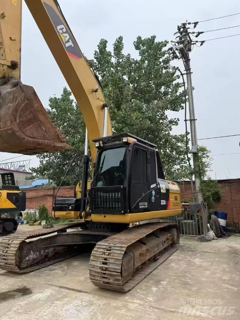 CAT 323D Гусеничные экскаваторы